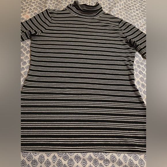 ANN TAILOR BEAUTIFUL 🤩 BLACK ,WHITE AND SILVER METALLIC STRIPED WOMEN’S SWEATER - Picture 7 of 16